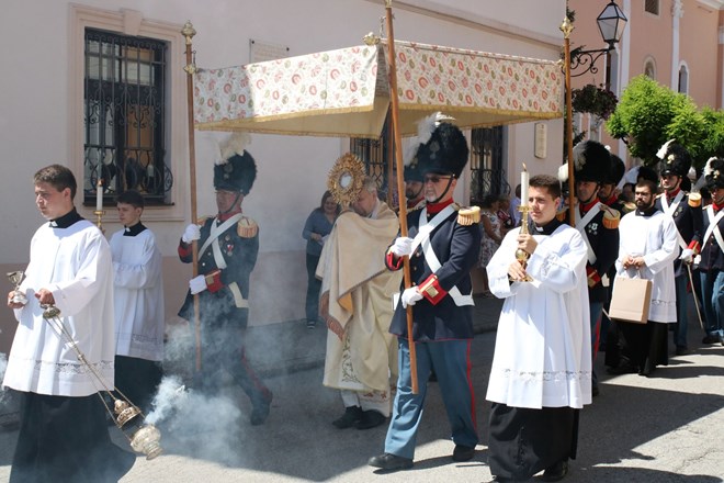 Biskup Mrzljak predvodio tijelovsku procesiju: “Gospodin i danas želi biti hrana mnoštvu”